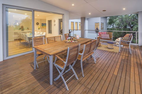 Calm Waters - Accommodation 4U 10