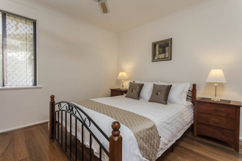 Attadale Excutive Villa - Accommodation 4U 5