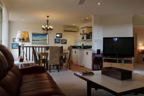 Crossland House - Accommodation 4U 14