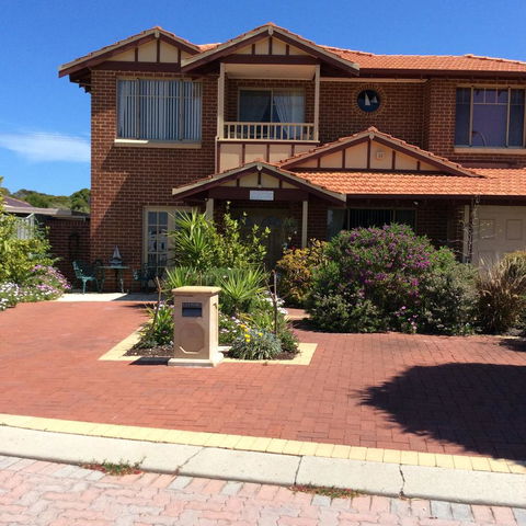Crossland House - Accommodation 4U 10