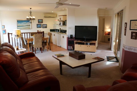 Crossland House - Accommodation 4U 19