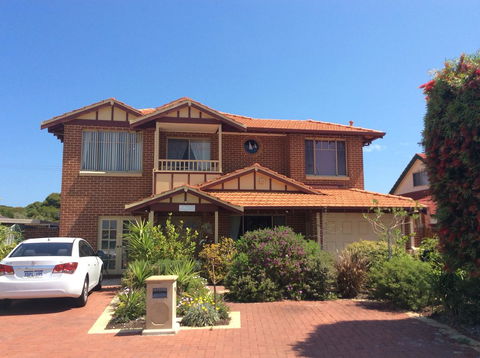 Crossland House - Accommodation 4U 0