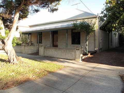 The Russell House - Accommodation 4U 23