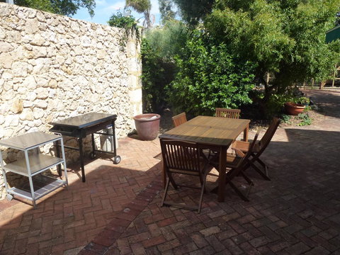 The Russell House - Accommodation 4U 17