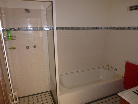 The Russell House - Accommodation 4U 14