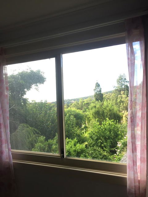 Bright & Beautiful Home On The Hills! - Accommodation 4U 19