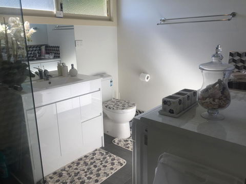 Bright & Beautiful Home On The Hills! - Accommodation 4U 22