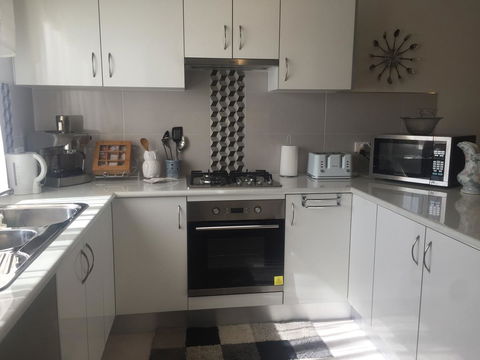 Bright & Beautiful Home On The Hills! - Accommodation 4U 14