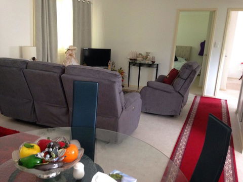 Bright & Beautiful Home On The Hills! - Accommodation 4U 8
