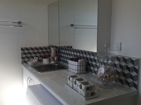 Bright & Beautiful Home On The Hills! - Accommodation 4U 23
