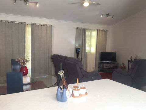 Bright & Beautiful Home On The Hills! - Accommodation 4U 11