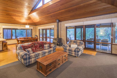 53 Martina Drive - Accommodation 4U 13