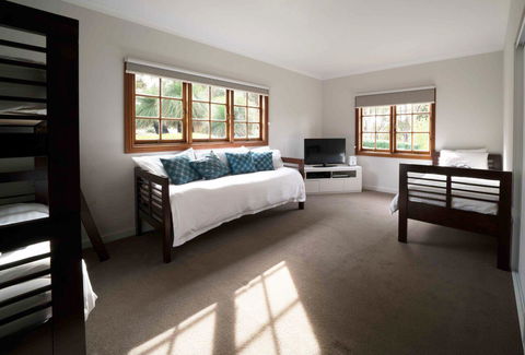 The Farmhouse - Accommodation 4U 10