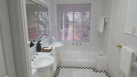 Two Sisters Chalets - Accommodation 4U 36