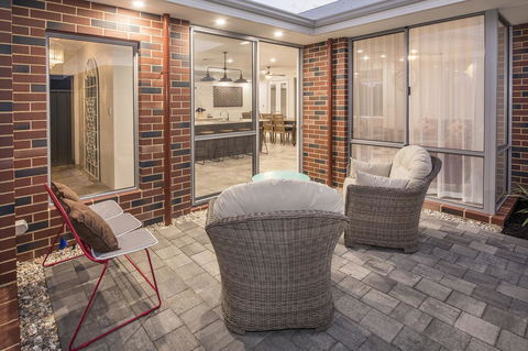 15 Cabot Close - Accommodation 4U 20