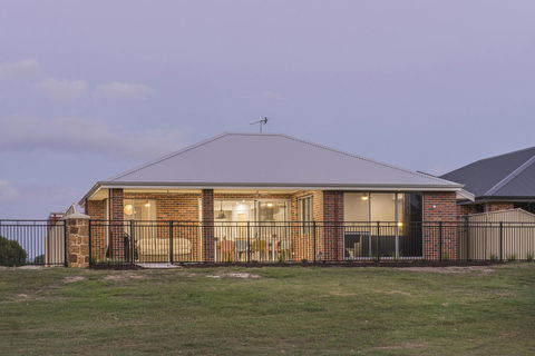15 Cabot Close - Accommodation 4U 23