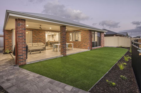 15 Cabot Close - Accommodation 4U 26