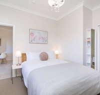 Light bright quality river views Free parking - Accommodation 4U