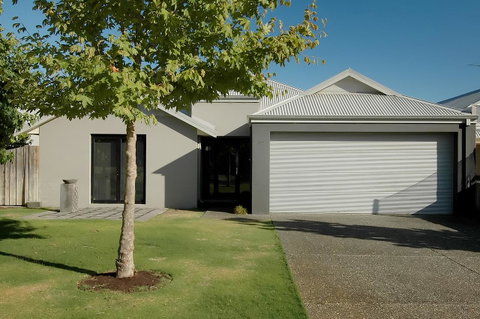 THE SANCTUARY LUXURY HOLIDAY HOME - Accommodation 4U 0
