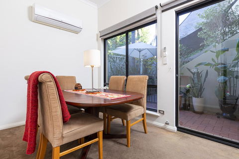 Como Executive Apartment - Accommodation 4U 10