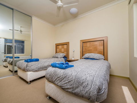 Seafront Unit 60 - Accommodation 4U 2