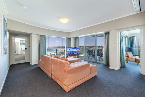 A 406 FANTASTIC OCEAN BEACH And MARINA VIEW APT - MANDURAH - Accommodation 4U 0