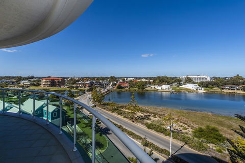 A 406 FANTASTIC OCEAN BEACH And MARINA VIEW APT - MANDURAH - Accommodation 4U 11
