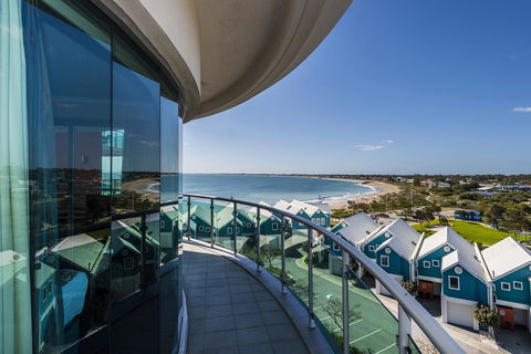 A 406 FANTASTIC OCEAN BEACH And MARINA VIEW APT - MANDURAH - Accommodation 4U 9