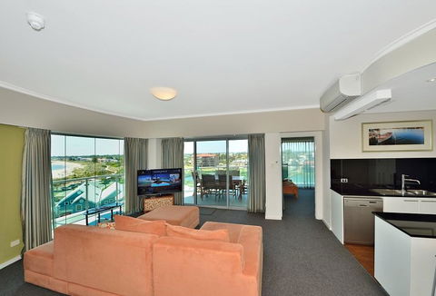 A 406 FANTASTIC OCEAN BEACH And MARINA VIEW APT - MANDURAH - Accommodation 4U 10