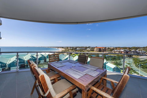 A 406 FANTASTIC OCEAN BEACH And MARINA VIEW APT - MANDURAH - Accommodation 4U 4