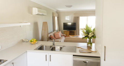 The Marina Hotel - Mindarie - Accommodation 4U 24