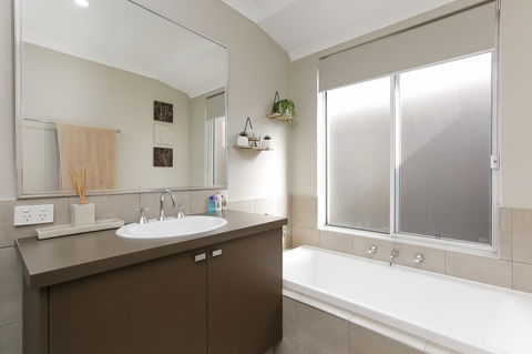 Perth Comfy Stays - Accommodation 4U 38