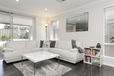 Perth Comfy Stays - Accommodation 4U 5
