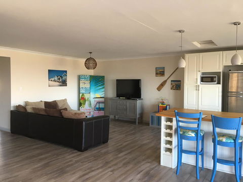 Halls Head Beach House - Accommodation 4U 5