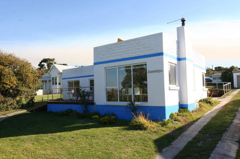 Bridport Holiday Rental - Accommodation 4U 1