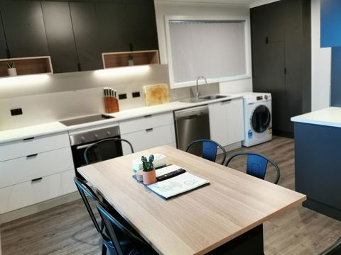 Youngtown Executive Apartments - 2BR Included, Free Parking & Wifi, Sofa Bed & Cot Fee Applies - Accommodation 4U 30