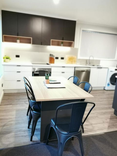 Youngtown Executive Apartments - 2BR Included, Free Parking & Wifi, Sofa Bed & Cot Fee Applies - Accommodation 4U 31