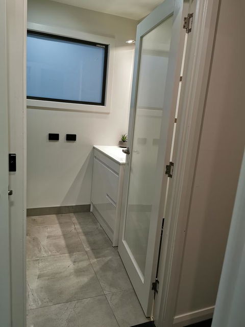 Youngtown Executive Apartments - 2BR Included, Free Parking & Wifi, Sofa Bed & Cot Fee Applies - Accommodation 4U 39