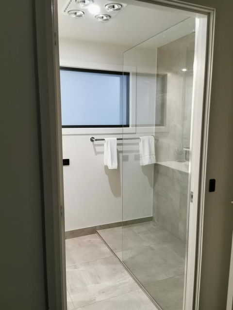 Youngtown Executive Apartments - 2BR Included, Free Parking & Wifi, Sofa Bed & Cot Fee Applies - Accommodation 4U 7