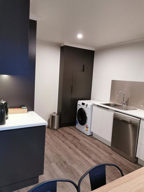 Youngtown Executive Apartments - 2BR Included, Free Parking & Wifi, Sofa Bed & Cot Fee Applies - Accommodation 4U 34