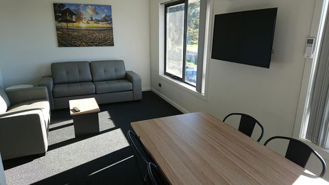 Youngtown Executive Apartments - 2BR Included, Free Parking & Wifi, Sofa Bed & Cot Fee Applies - Accommodation 4U 5