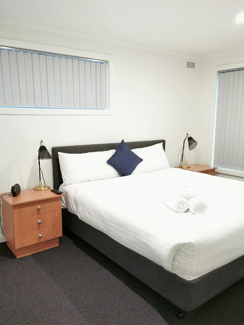 Youngtown Executive Apartments - 2BR Included, Free Parking & Wifi, Sofa Bed & Cot Fee Applies - Accommodation 4U 10