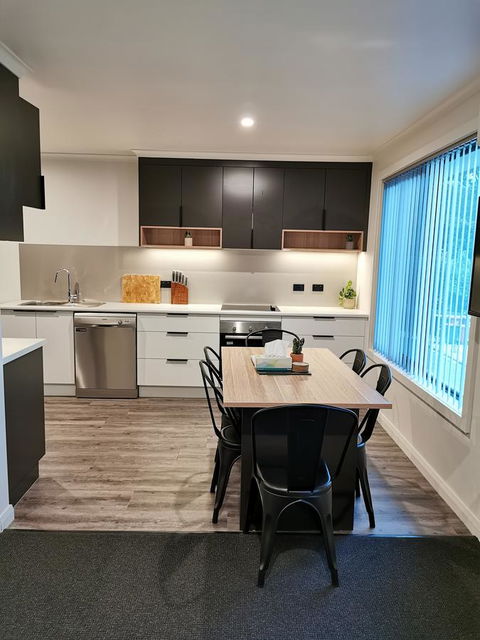 Youngtown Executive Apartments - 2BR Included, Free Parking & Wifi, Sofa Bed & Cot Fee Applies - Accommodation 4U 2