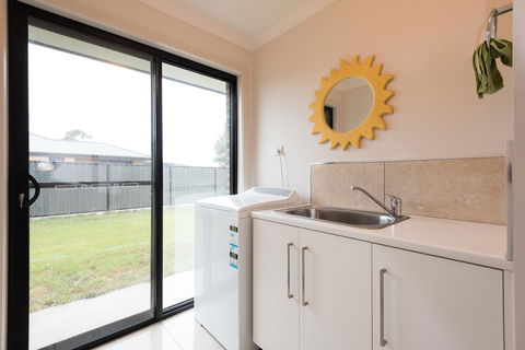 Euphoria House - Accommodation 4U 6