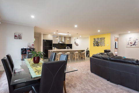 Euphoria House - Accommodation 4U 10