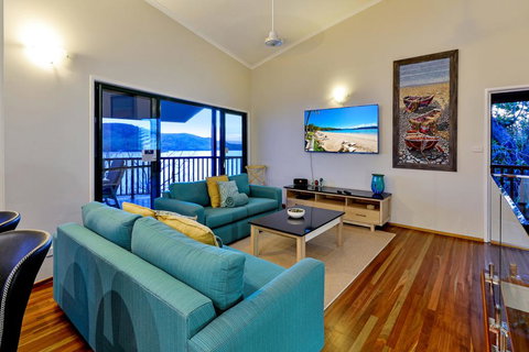 NEWLY BEAUTFULLY RENOVATED 16 The Casuarina - 3 Bedroom House With 180 Degree Ocean Views - Accommodation 4U 3