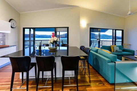 NEWLY BEAUTFULLY RENOVATED 16 The Casuarina - 3 Bedroom House With 180 Degree Ocean Views - Accommodation 4U 1