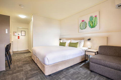 Nightcap At Shoppingtown Hotel - Accommodation 4U 0