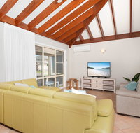 Occy's  Fingal Bay - Accommodation 4U