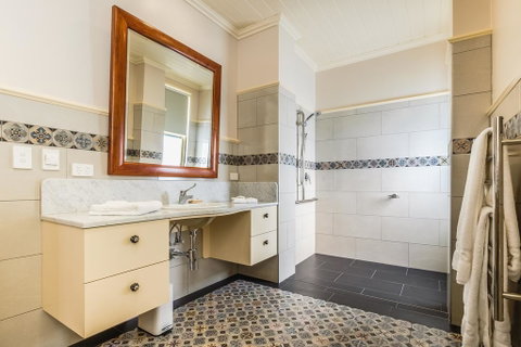 Old Bank Boutique Hotel - Accommodation 4U 1